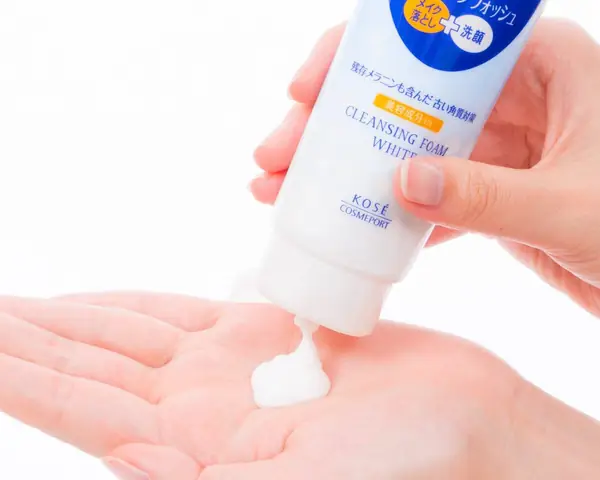 Sữa Rửa Mặt Kose Softymo Cleansing Foam White: Công Dụng, Đối Tượng Phù Hợp & Mua Ở Đâu?
