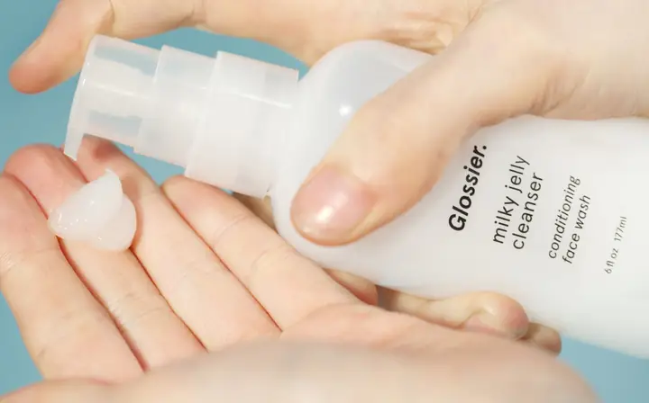 Sữa Rửa Mặt Glossier Milky Jelly Cleanser: Đánh Giá, Thành Phần & Nơi Mua Uy Tín