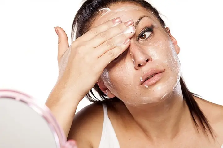 Sữa Rửa Mặt Dính Vào Mắt Có Sao Không? Hướng Dẫn Xử Lý An Toàn & Cách Phòng Tránh Sữa Rửa Mặt Dính Vào Mắt Có Sao Không? Hướng Dẫn Xử Lý An Toàn & Cách Phòng Tránh