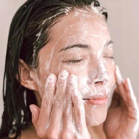 Rửa Mặt Bằng Sữa Tươi Không Đường: Công Dụng, Tác Hại Và Cách Dùng Đúng