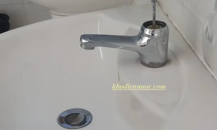 Hướng Dẫn Chi Tiết Cách Thay Vòi Nước Bồn Rửa Mặt Tại Nhà