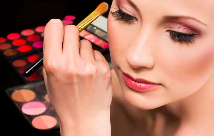 Vệ Sinh Cọ Trang Điểm Bằng Sữa Rửa Mặt: Hướng Dẫn Chi Tiết & Hiệu Quả