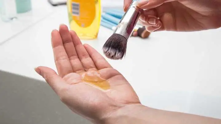 Vệ Sinh Cọ Trang Điểm Bằng Sữa Rửa Mặt: Hướng Dẫn Chi Tiết & Hiệu Quả