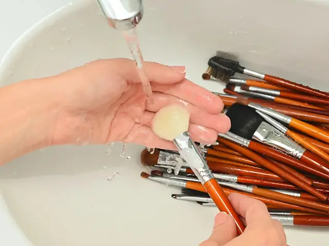 Vệ Sinh Cọ Trang Điểm Bằng Sữa Rửa Mặt: Hướng Dẫn Chi Tiết & Hiệu Quả